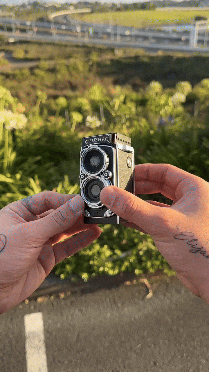 Retro Dual Reflex Camera with CCD Technology for Stunning Photography 0