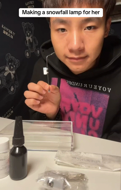 Snowfall Lamp with Adjustable LED Lighting – Elegant Winter Decor for Home Ambiance 1